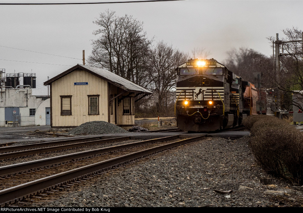 NS 7616 leads westbound manifest freight train past the Mertztown depot